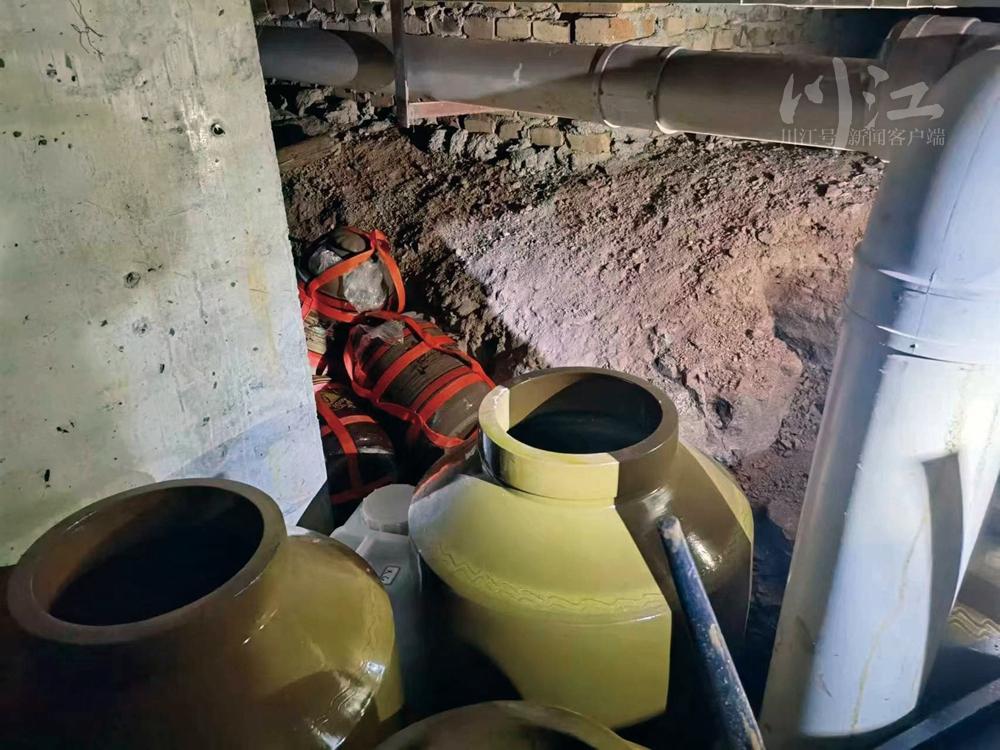 泸州一住户私挖“地下室”，邻居慌了！-1.jpg