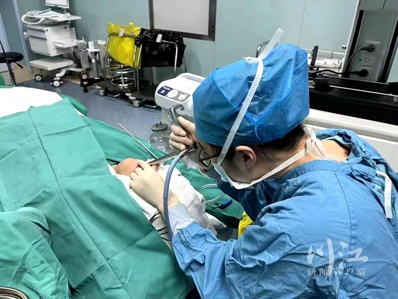 泸州一小伙子食道里惊现啤酒瓶盖！他是怎么吞下去的？-1.jpg