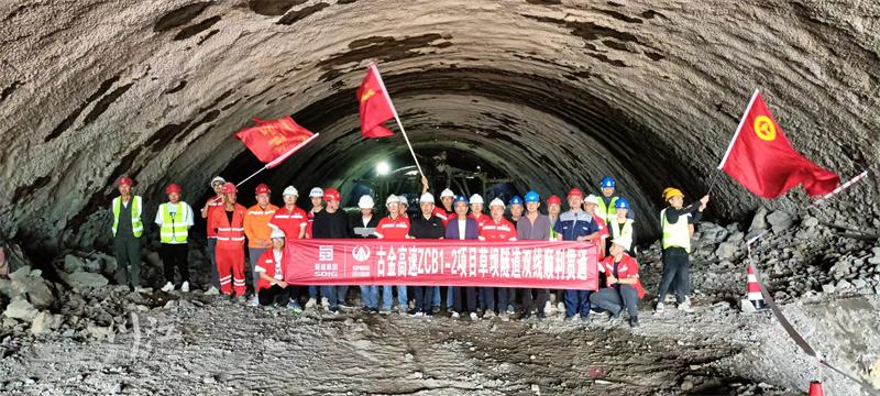 泸州这条高速又爆新进展！1290米隧道实现双洞贯通！-1.jpg