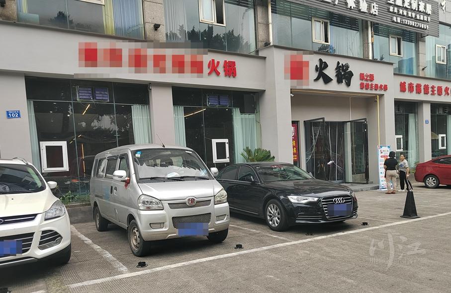 为阻止居民停车！泸州一小区门口火锅店在停车位上安地桩！-1.jpg