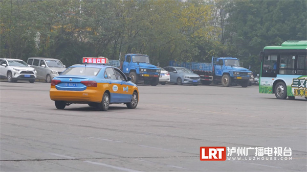 “司机，我要在桥上下车！”危急时刻，泸州的哥拽下欲轻生男子！-3.jpg
