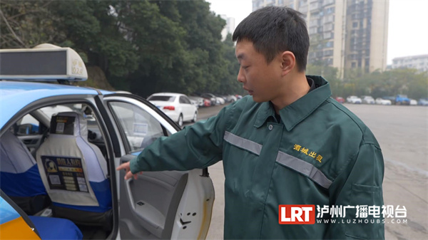 “司机，我要在桥上下车！”危急时刻，泸州的哥拽下欲轻生男子！-2.jpg
