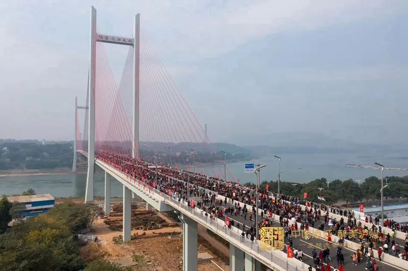 迎接纳溪长江大桥通车，泸州人“踩桥”像赶集-7.jpg