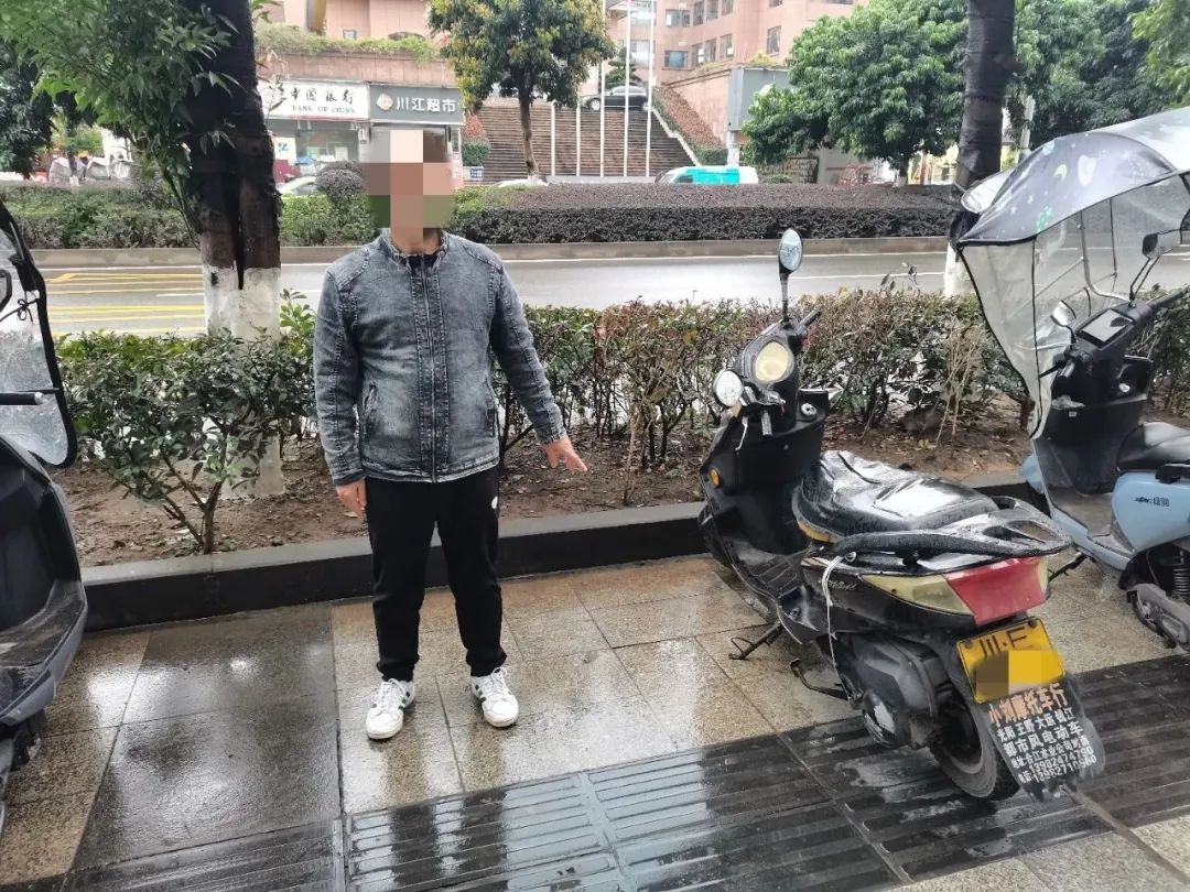 事发泸州街头！两男子当众偷电瓶车，这哈遭惨了…-3.jpg