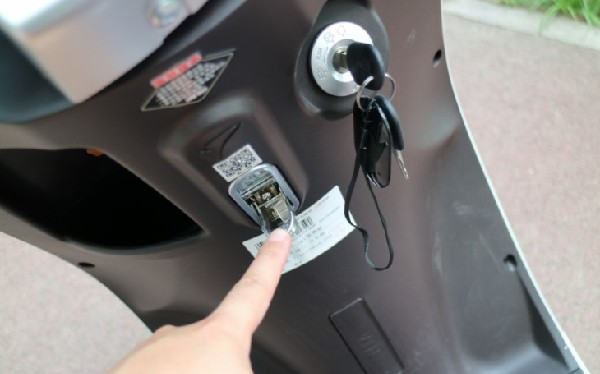 事发泸州街头！两男子当众偷电瓶车，这哈遭惨了…-6.png