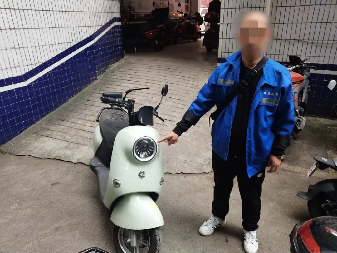 事发泸州街头！两男子当众偷电瓶车，这哈遭惨了…-4.jpg