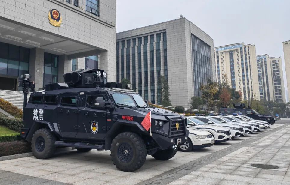 泸州某派出所一台警车，遭到无情嫌弃……-5.jpg
