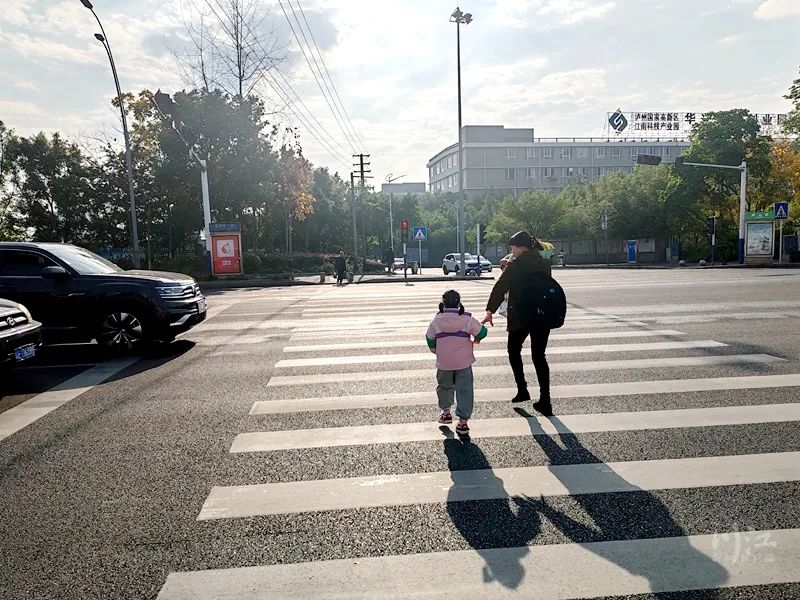 泸州一路口10多米长的斑马线绿灯仅12秒，周边居民期望尽快调整？-1.jpg