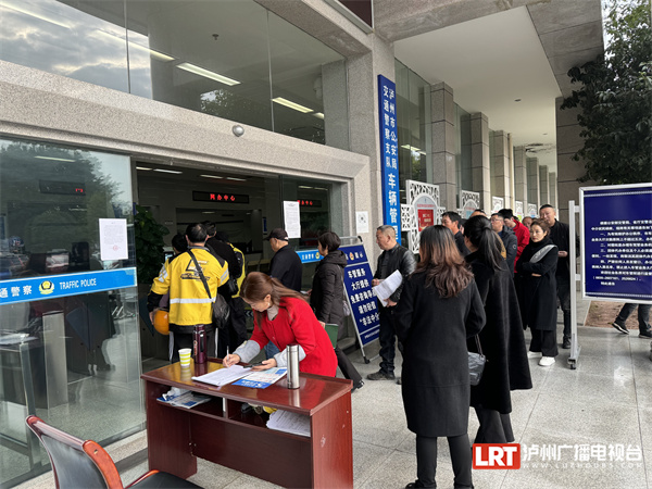 泸州车管所排长龙了！交警提醒：这些业务可以不到现场办理！-2.jpg