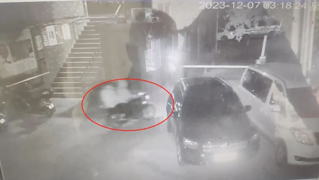 泸州：猖狂小偷一夜摸七户，“看家摄像头”擒住盗贼？-1.jpg