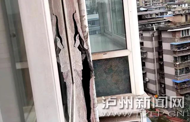 泸州一居民楼外墙裂缝越来越深，住户盼尽快解决这个“不定时炸弹”-1.jpg