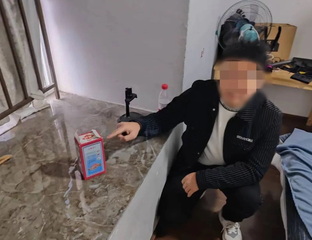 “出千神器”曝光！泸州破获一起贩卖窃听窃照专用器材案！-5.jpg