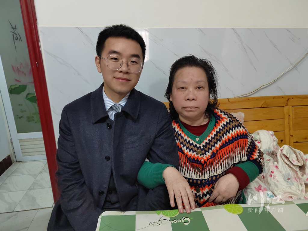 泸州一居民楼起火，瘫痪老人被困，24岁小伙背起她就往楼下跑！-2.jpg
