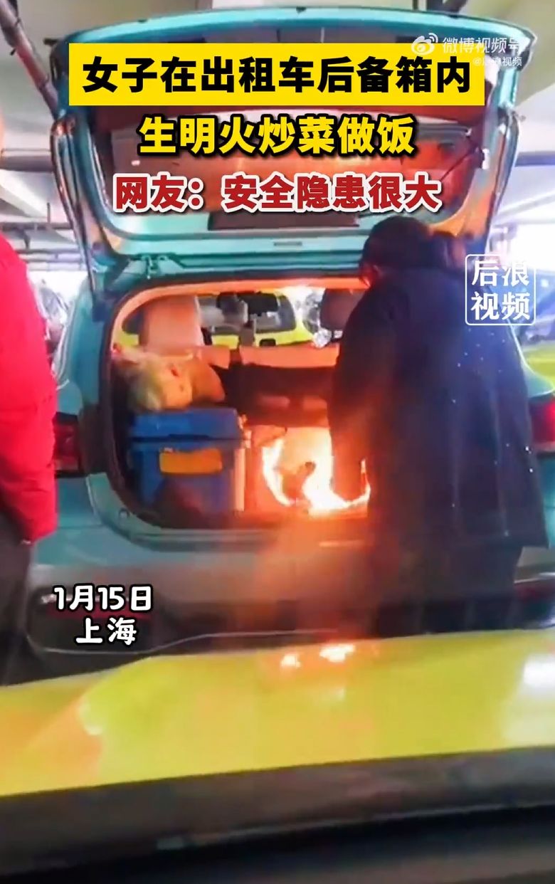 女子在出租车后备箱生明火做饭-1.jpeg
