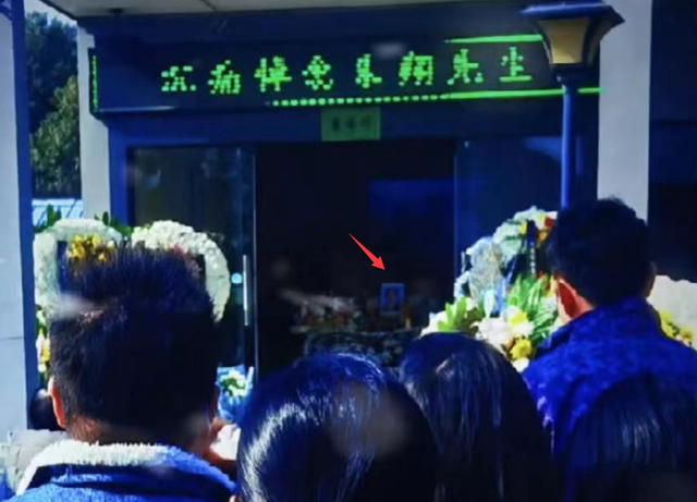 46岁网红麻醉师朱翔举办追悼会，妻儿悲痛欲绝，微信头像惹泪目-7.jpg