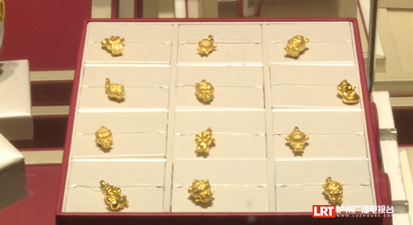 直播泸州 立即打开 “龙”重登场！黄金饰品受泸州市民追捧-3.png