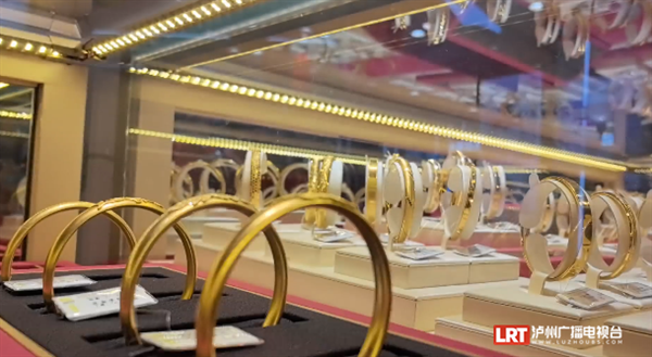 直播泸州 立即打开 “龙”重登场！黄金饰品受泸州市民追捧-1.png