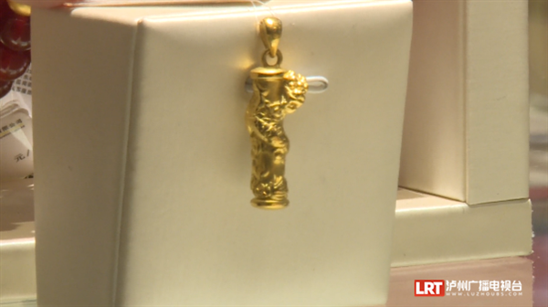 直播泸州 立即打开 “龙”重登场！黄金饰品受泸州市民追捧-7.png