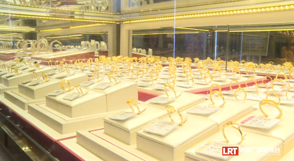 直播泸州 立即打开 “龙”重登场！黄金饰品受泸州市民追捧-6.png