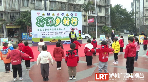 交通安全宣传进行时 “安全礼包”送到家-2.png