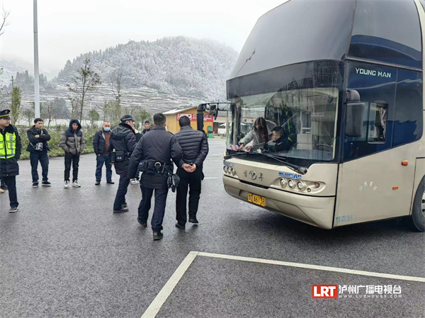 “旅游大巴”遇临检竟然逃逸 跑到威信后.....-1.jpeg