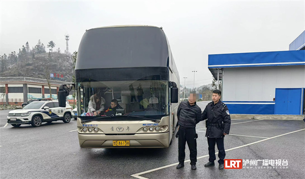 “旅游大巴”遇临检竟然逃逸 跑到威信后.....-2.jpeg