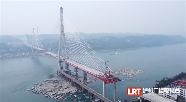 最新航拍丨泸州又一座长江大桥预计4月合龙-1.png