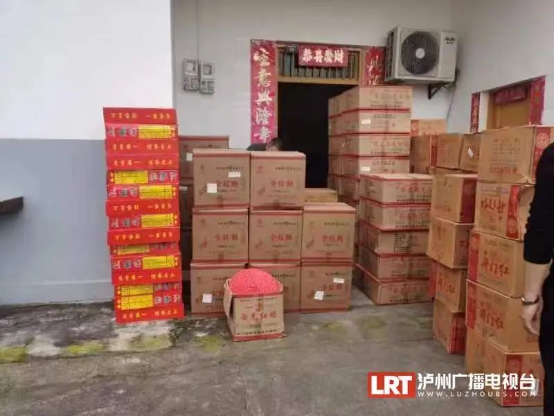 泸州一男子把164件鞭炮堆满两间屋，邻居吓坏了…-2.jpeg