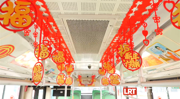 幸福泸州丨超喜庆！泸州这些公交车换上“龙年新装”-2.png