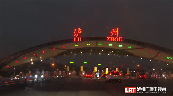 惊险！大货车夜间“盲行” 　 执法车一路护送下高速-3.png