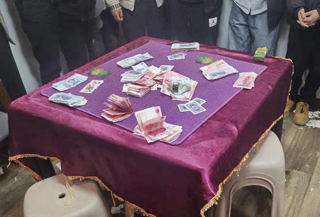 多名男子深夜“约会”遭举报，被抓时满地狼藉……-2.jpg