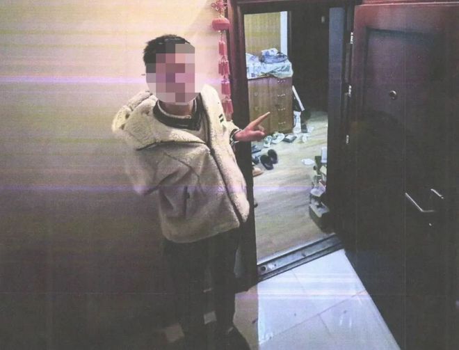 深夜！男子回家发现床上睡了个陌生男人！-7.jpg