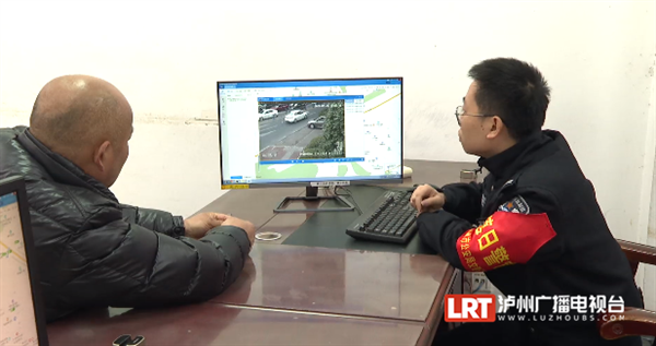 两车擦挂一车司机不顾而去 交警回应：属逃逸-2.png