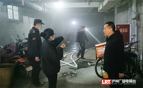 要求三日内整改完毕！城西一小区电动自行车乱停放被查-2.jpeg