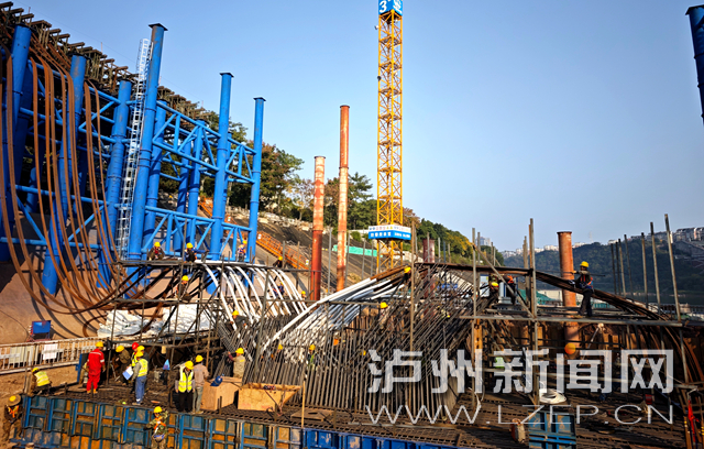 新进展！泸州龙透关沱江大桥首个主桥承台完成浇筑-1.jpg